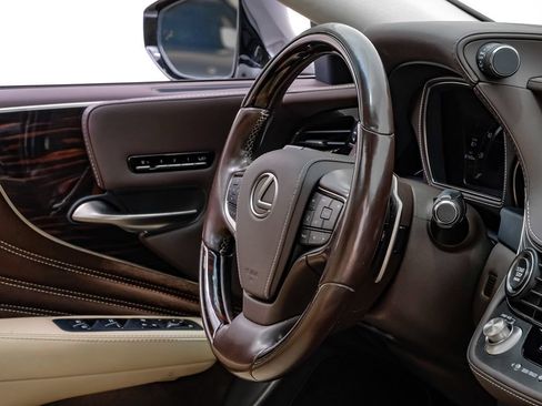 Used 2018 Lexus LS 500 w/ Luxury Package RWD image 17
