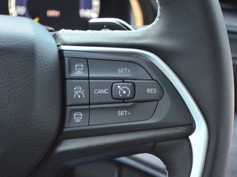 New 2025 Jeep Grand Cherokee Limited w/ Luxury Tech Group II image 18