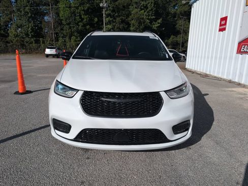 Used 2024 Chrysler Pacifica Premium FWD image 3