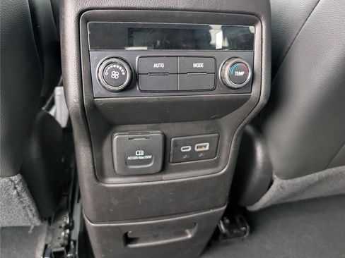 Used 2023 GMC Acadia SLT image 16