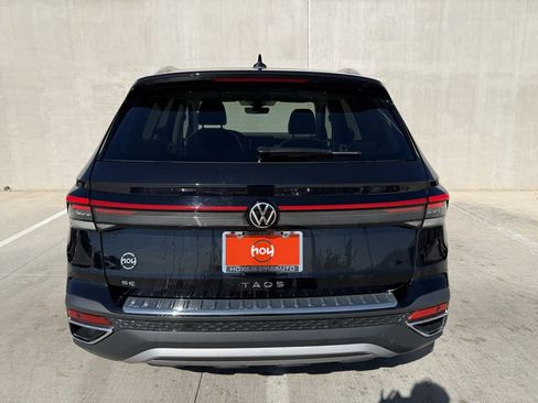 Used 2025 Volkswagen Taos SE image 4