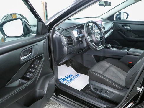 Used 2024 Nissan Rogue SV FWD image 3