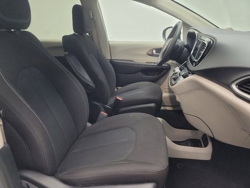 Used 2023 Chrysler Voyager LX image 21