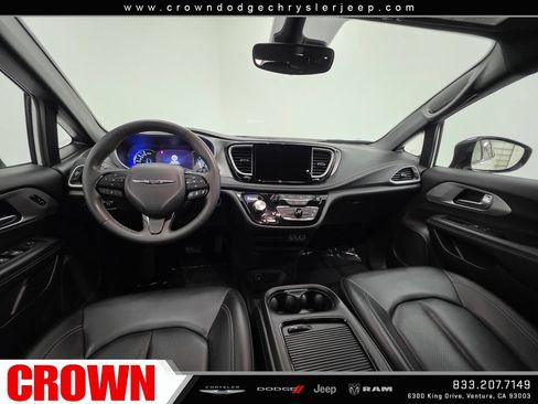 Certified 2024 Chrysler Pacifica Limited FWD image 17