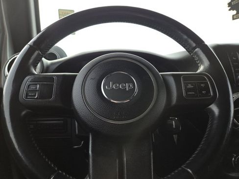 Used 2012 Jeep Wrangler Unlimited Rubicon AWD/4WD image 14