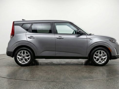 Used 2025 Kia Soul LX w/ LX Technology Package FWD image 11