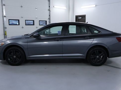 Used 2022 Volkswagen Jetta SE w/ Panoramic Sunroof Package image 4