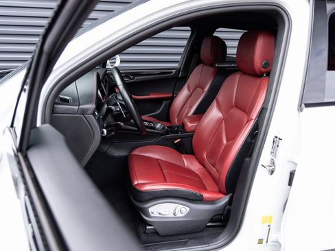 Certified 2024 Porsche Macan image 5