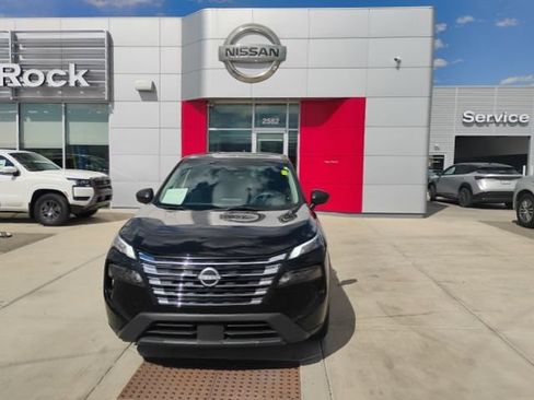 Used 2024 Nissan Rogue S AWD/4WD image 2