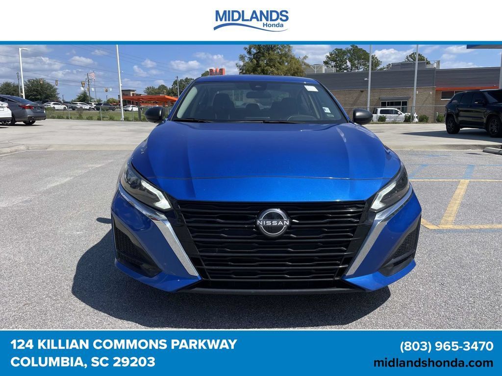 Used 2025 Nissan Altima 2.5 SV FWD image 2