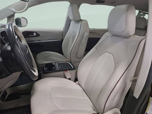 Used 2019 Chrysler Pacifica Limited FWD image 19