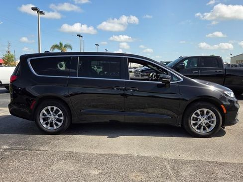Used 2025 Chrysler Pacifica Select AWD/4WD image 8
