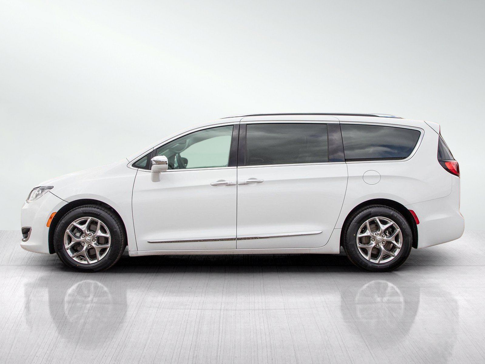 Used 2017 Chrysler Pacifica Limited FWD image 2