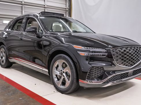 Certified 2026 Genesis GV70 2.5T Advanced AWD/4WD image 5