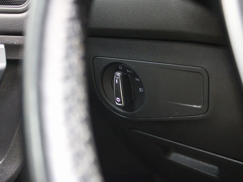 Used 2019 Volkswagen Tiguan SE image 33