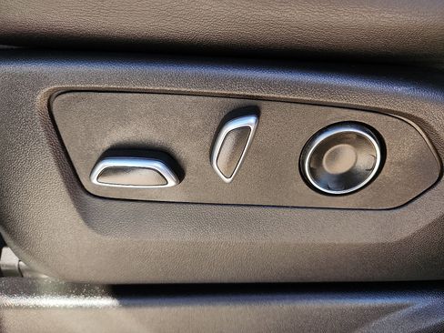 Used 2025 Cadillac Escalade Premium Luxury image 13