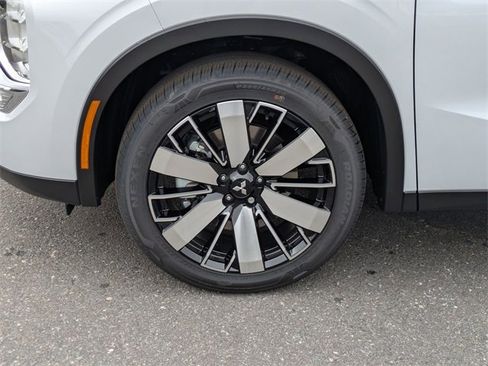 New 2025 Mitsubishi Outlander SE image 10
