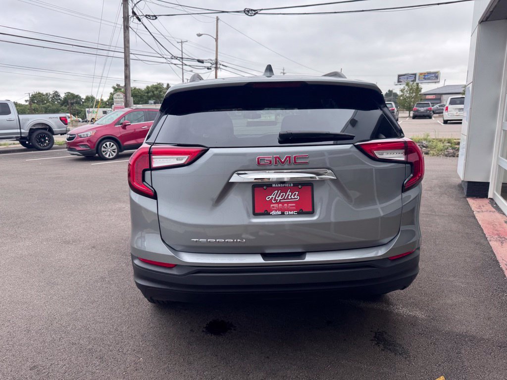 Used 2024 GMC Terrain SLE w/ Driver Convenience Package FWD image 4