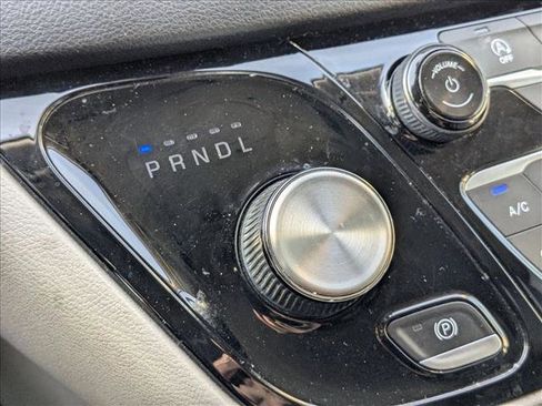 Used 2020 Chrysler Pacifica Touring-L image 13