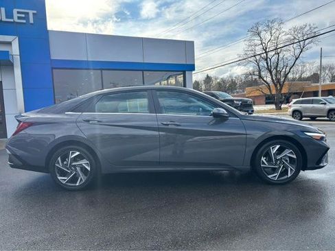 Used 2025 Hyundai Elantra SEL FWD image 12