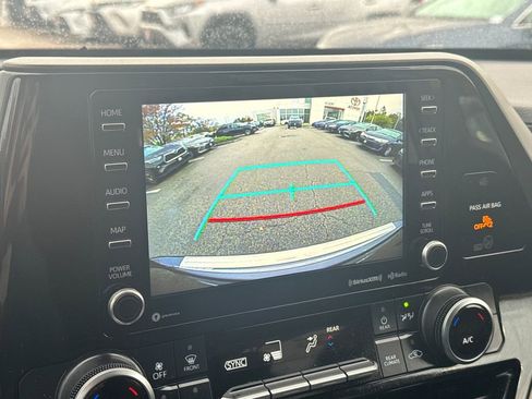 Used 2022 Toyota Highlander LE image 24