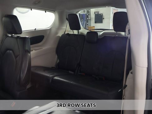 Used 2020 Chrysler Pacifica Touring-L image 6