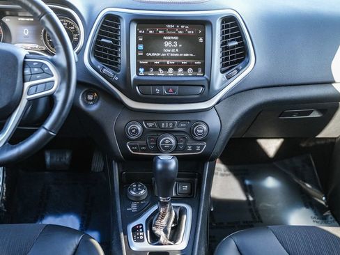 Used 2018 Jeep Cherokee Trailhawk image 14