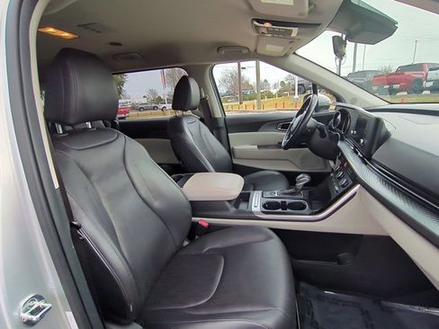 Used 2023 Kia Carnival LX image 20