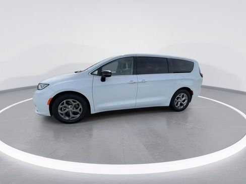 Used 2024 Chrysler Pacifica Limited FWD image 4
