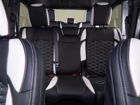 Used 2025 Jeep Gladiator Sport image 33