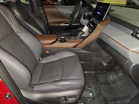 Used 2023 Toyota Venza Limited image 18