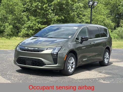 New 2027 Chrysler Pacifica Select w/ Family Tech Group AWD/4WD image 29
