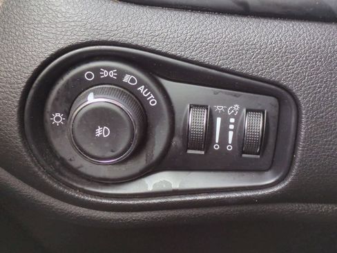 Used 2015 Jeep Renegade Latitude w/ Popular Equipment Group image 30