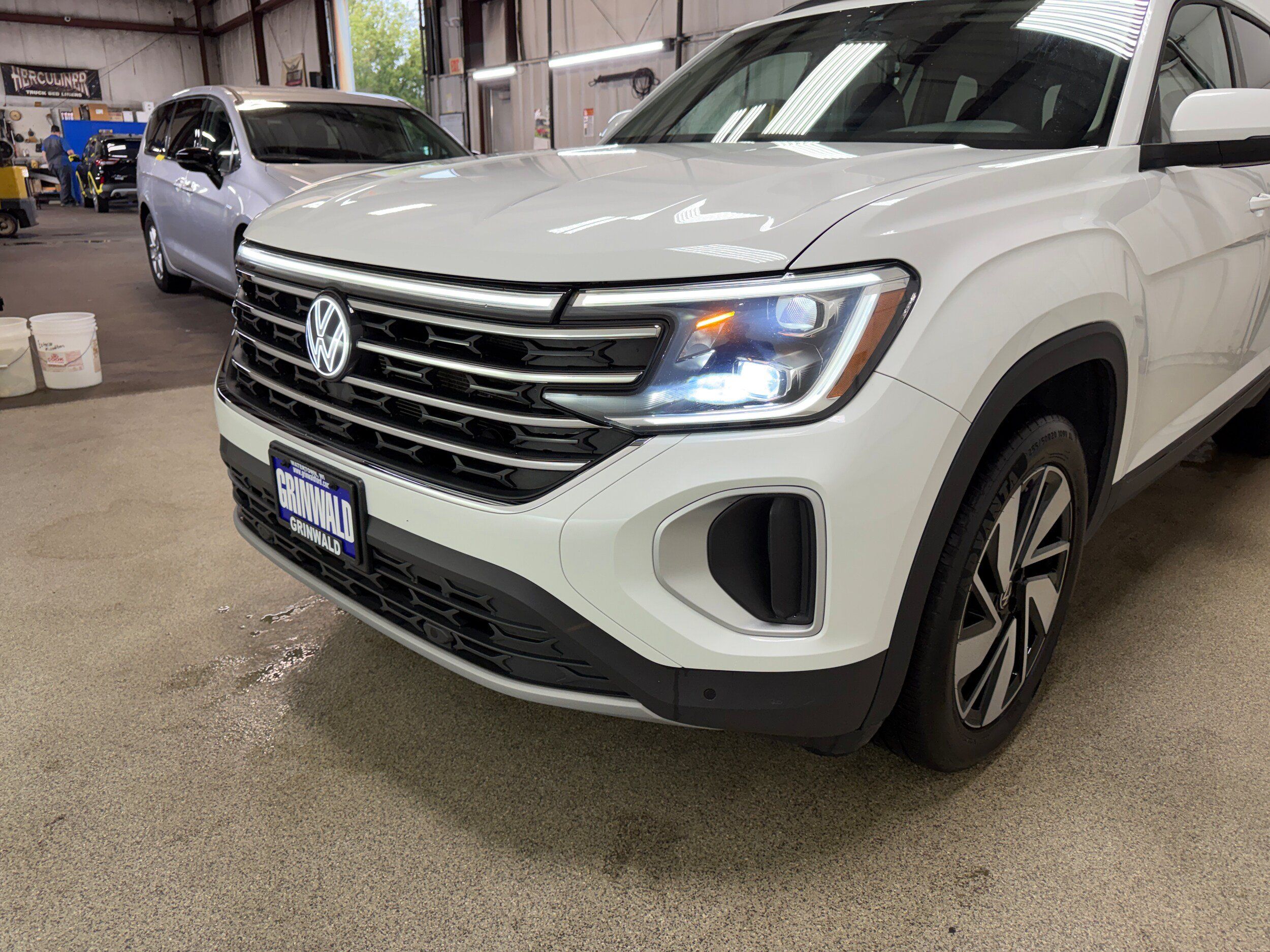 Used 2025 Volkswagen Atlas SE AWD/4WD image 36