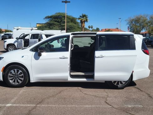 Used 2024 Chrysler Pacifica Limited FWD image 24