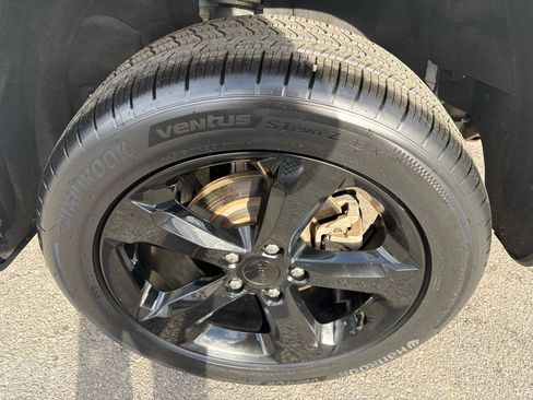 Used 2023 Jeep Grand Cherokee Limited w/ Black Appearance Package image 11