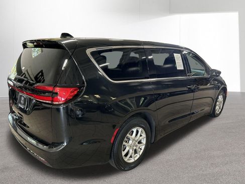 Used 2023 Chrysler Pacifica Touring-L FWD image 39