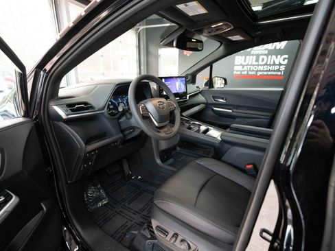 Used 2025 Toyota Sienna XLE Woodland Edition image 8