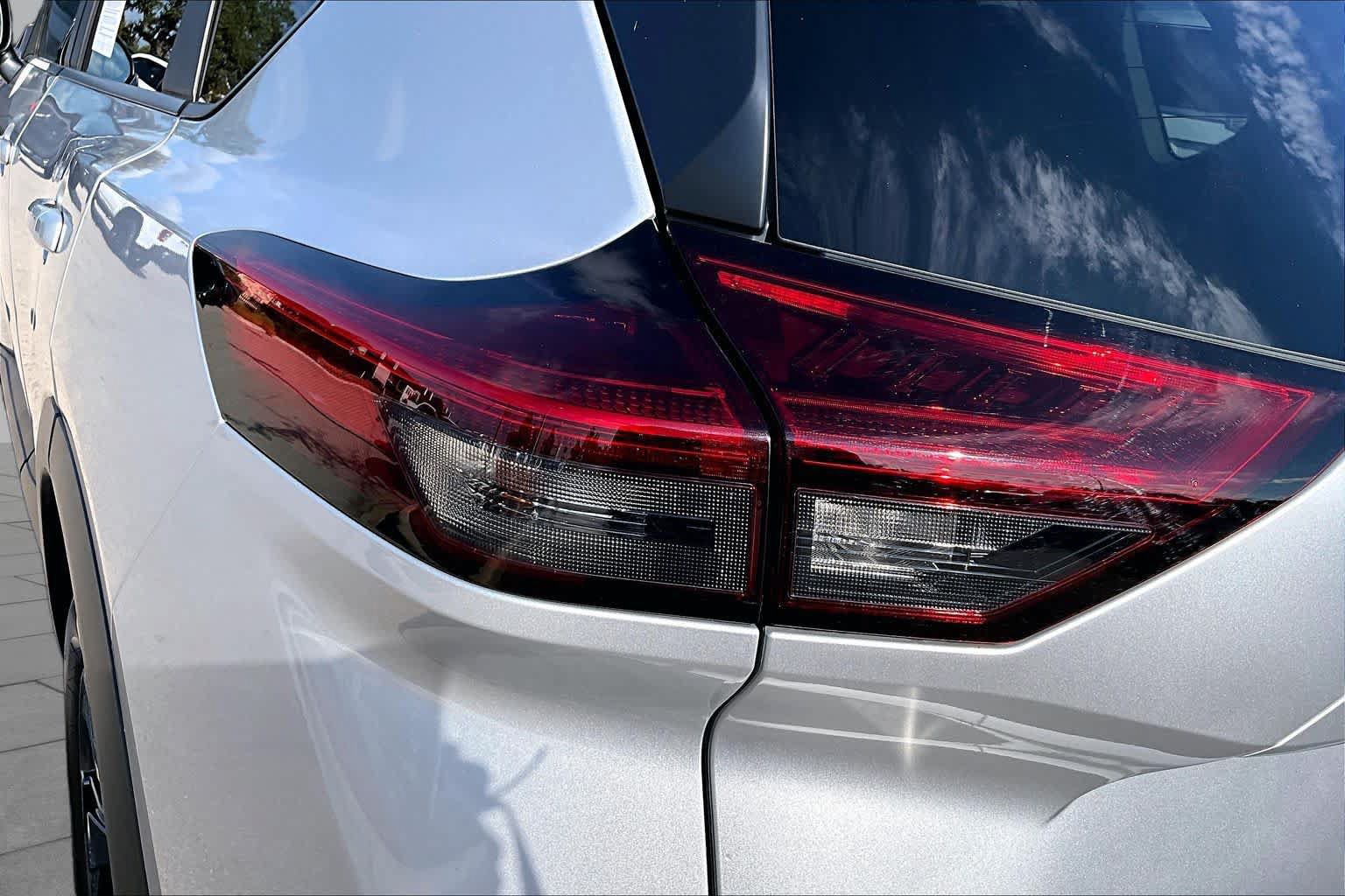 Used 2025 Nissan Rogue SV AWD/4WD image 29
