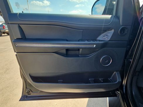 Used 2022 Ford Expedition XLT image 12
