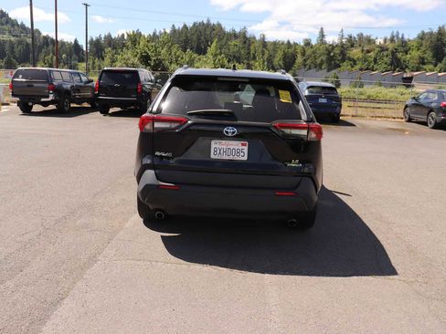 Used 2021 Toyota RAV4 LE AWD/4WD image 6