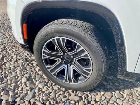 Used 2025 Jeep Wagoneer 4WD image 9