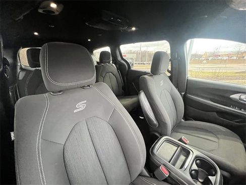 Used 2019 Chrysler Pacifica Touring Plus w/ S Appearance Package image 6