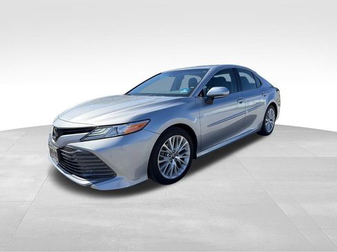 Used 2018 Toyota Camry XLE image 3