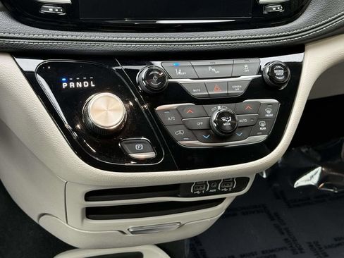 Used 2024 Chrysler Pacifica Select image 17