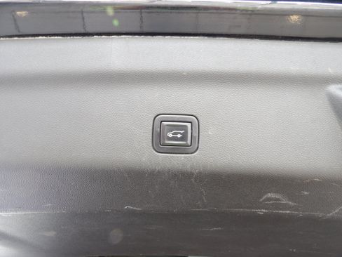 Used 2021 Chevrolet Suburban Premier AWD/4WD image 23
