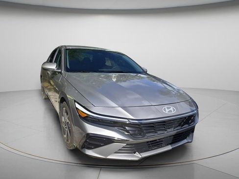 Used 2025 Hyundai Elantra SEL image 3