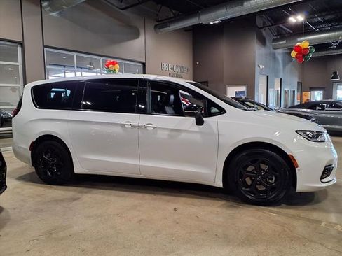 Used 2024 Chrysler Pacifica Select image 9