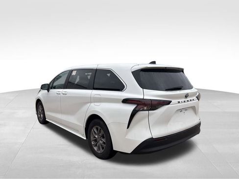 Used 2024 Toyota Sienna LE image 7