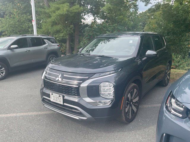 Used 2025 Mitsubishi Outlander SE AWD/4WD image 3